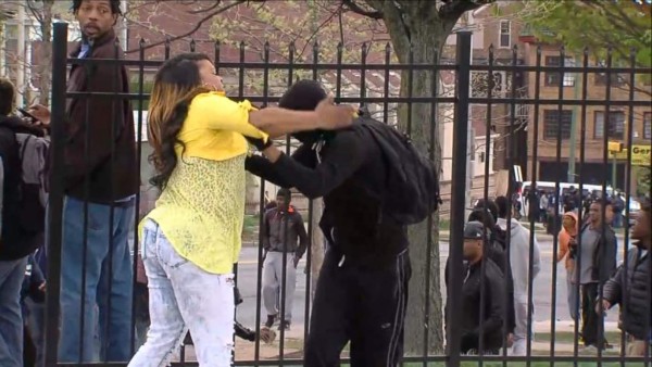 La 'madre del año': Una mujer se lleva a punta de golpes a su hijo de protestas en Baltimore