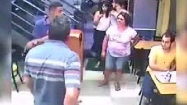 La cómica reacción de un joven durante un robo