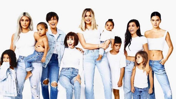 Critican foto navideña de las Kardashian-Jenner