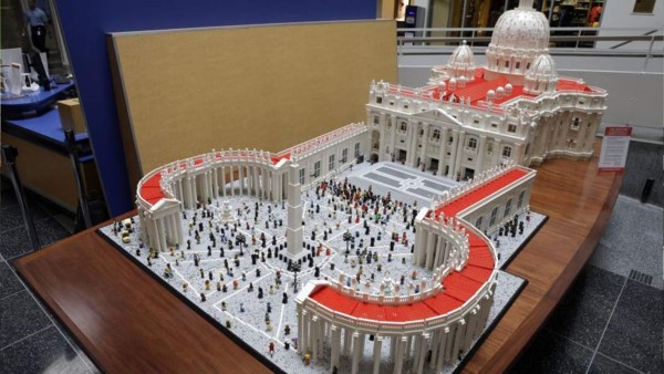 Sacerdote crea Vaticano de ¡lego!
