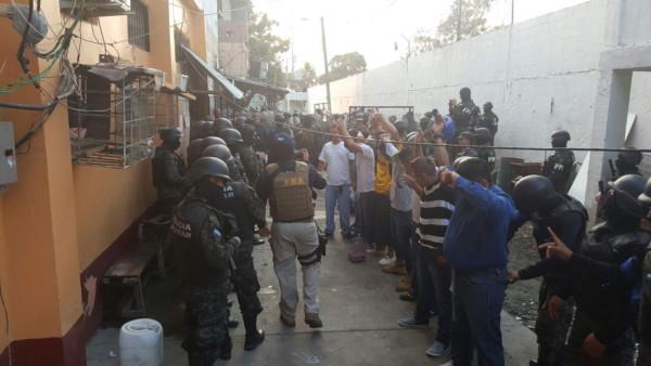 Trasladan a 378 reos del penal sampedrano a 'El Pozo'