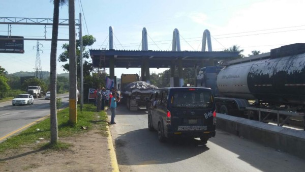 Tomas de peajes dejan 14 detenidos, un vehículo quemado y la reaparición de Patricia Rodas