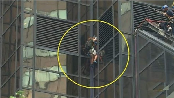 Policía arresta a hombre que escaló la torre Trump en Nueva York