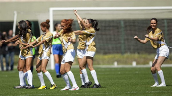 Miss Honduras juega fútbol en Brasil