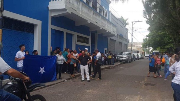 Cachurecos y liberales protestan en las sedes de sus partidos