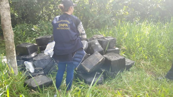 Decomisan 50 fardos de supuesta cocaína en Colón