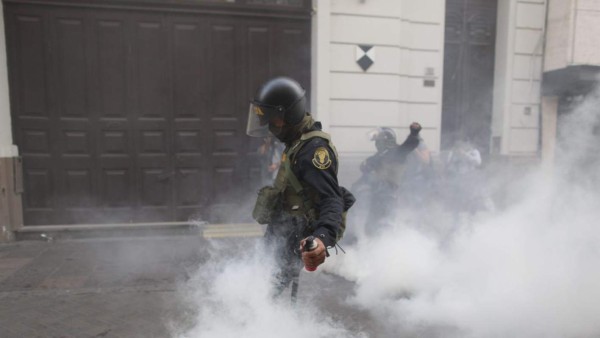Perú pone en 'alerta máxima' a su policía tras renuncia de Kuczynski