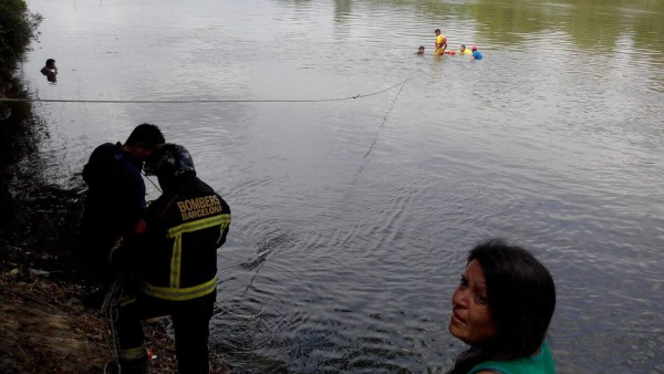 Muere una mujer y un niño desaparece al caer vehículo en el río Ulúa