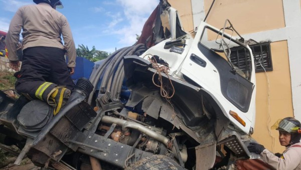 Un muerto y dos heridos tras caer camión cisterna en una casa en Tatumbla