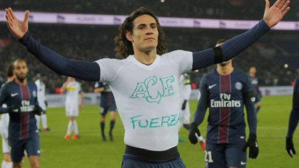 Cavani homenajea a Chapecoense pero el árbitro no lo perdona