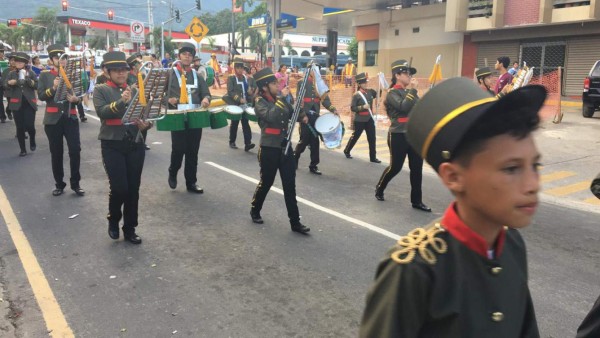 Alumnos de primaria y media también mostraron su fervor patriótico