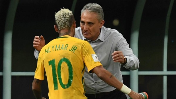 Brazil's player Neymar attends a training session of the national football team ahead of FIFA's 2018 World Cup, at Granja Comary training centre in Teresopolis, Rio de Janeiro, Brazil, on May 24, 2018. / AFP PHOTO / MAURO PIMENTEL
