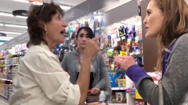 Estadounidense defiende a hispanas atacadas por hablar español