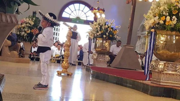 Maestra castiga con regla a niño hondureño de la voz de oro