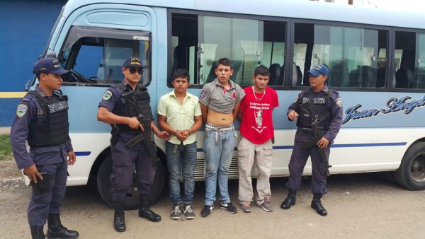 Detienen 'in fraganti' a asaltantes de bus