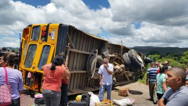 Más de 20 heridos deja volcamiento de bus