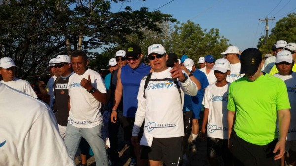 Juan Orlando corrió maratón en Amapala para promocionar el ejercicio y el turismo