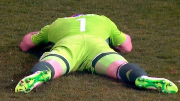 Bengala impacta a portero y se suspende el Montenegro-Rusia