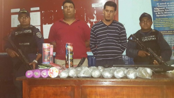 Caen dos jóvenes por supuesta venta de droga en Olanchito