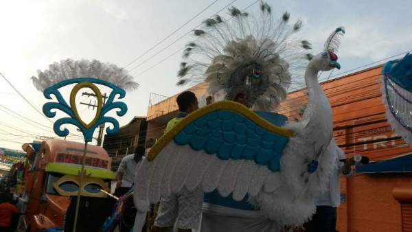 Colorido y belleza en desfile de carrozas y comparsas de La Ceiba