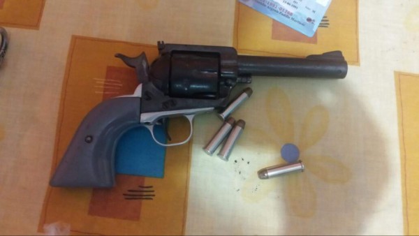 Detienen a menor con una ametralladora y una AK-47