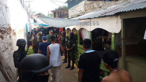 Los operativos en el centro penal de San Pedro Sula comenzaron a eso de las 6:00 am.