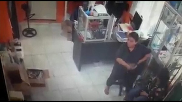 Video: Con descaro, así roban dos mujeres en una tienda de La Ceiba