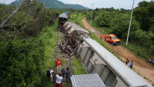 México busca impedir que migrantes viajen en tren 'La Bestia'