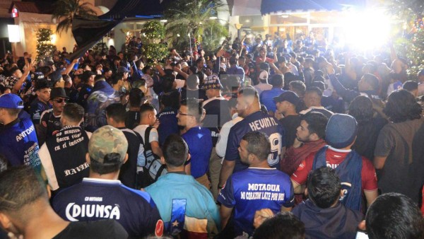 Video: Aficionados del Motagua soprenden a su equipo con espectacular 'banderazo'