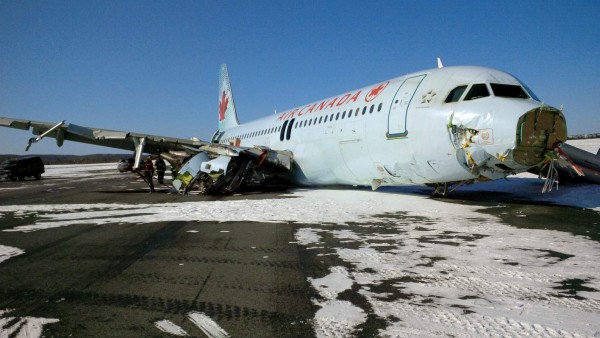 Aterrizaje forzoso de avión en Canadá deja 23 heridos
