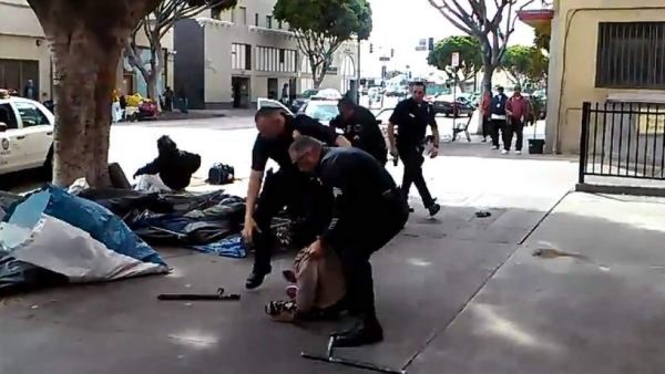Video: Policía de Los Ángeles mata a tiros a un indigente en plena calle