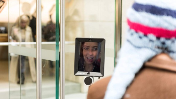 Robot hace fila para obtener un iPhone