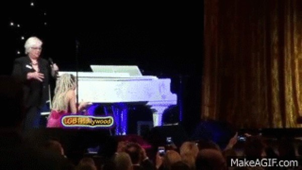Miley Cyrus lame un piano y se subasta por 50 mil dólares