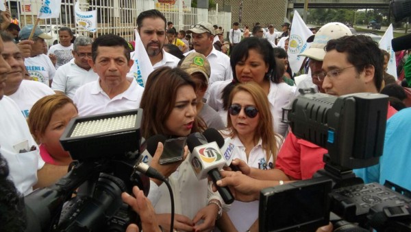 La diputada Marlene Alvarenga junto a otros ciudadanos protesta en San Pedro Sula este miércoles.