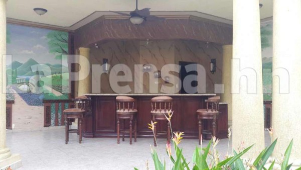 Un bar de la residencial asegurada por la 'Operación Avalancha II' al dueño del autolote New Orleans, Óscar Efraín Cortés Cabrera, en la colonia El Pedregal de San Pedro Sula.