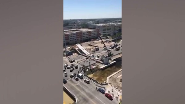 Puente peatonal cae sobre autopista en Miami