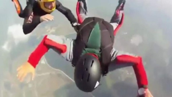 Este joven tras lanzarse del avión, los instructores lo soltaron para realizar la prueba. Sin embargo, Eugine no pudo tomar el control y comenzó a dar vueltas por el aire. Foto de YouTube.