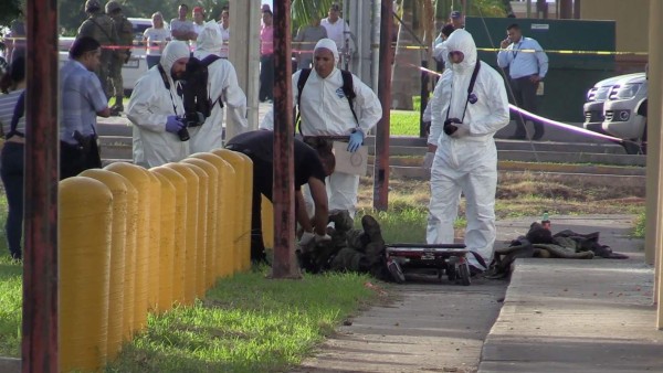 TV grab from AFPTV showing forensics working with military bodies after a military convoy was ambushed by gunmen in Culiacan, Sinaloa, Mexico on September 30, 2016.Gunmen ambushed a military convoy in northwestern Mexico on Friday, killing four soldiers and stealing an ambulance that was carrying a wounded criminal, authorities said. / AFP PHOTO / ANDRES VILLARREAL