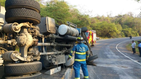 Colisión entre rastra y pick-up deja tres lesionados