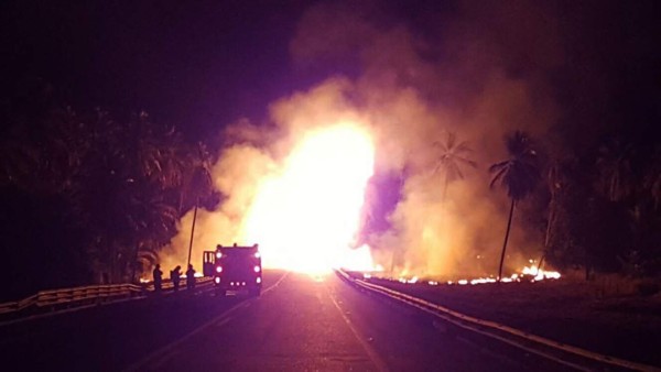 México: Al menos 24 muertos en choque de autobús y camión cisterna