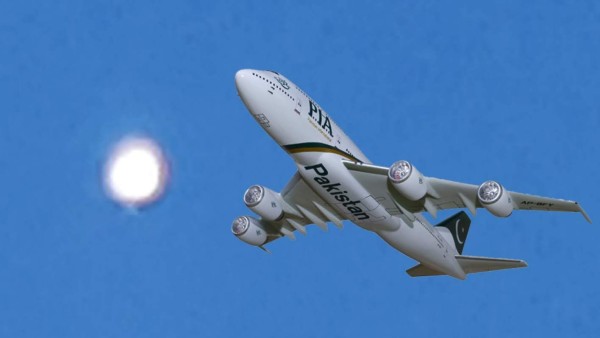 Video viral: Graban un OVNI siguiendo a un avión en Pakistán