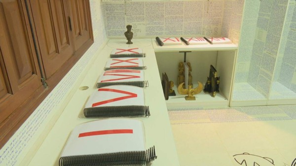 Interpol busca a joven brasileño que dejó 14 libros codificados&nbsp;&nbsp;