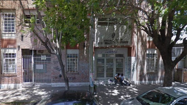 Alumnos descubren a padres teniendo intimidad en escuela