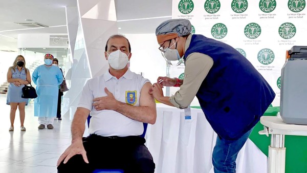 Aplican vacuna anticovid al personal de hospitales privados