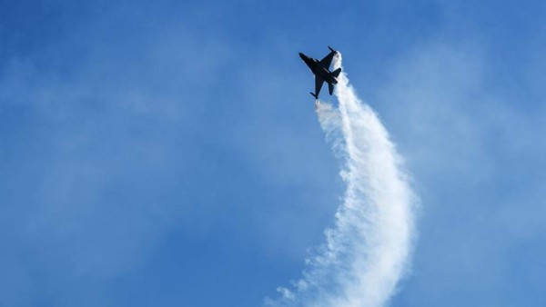 Piloto desata enojo por obsceno dibujo en el cielo