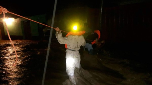 Desbordamiento del río Mangual obliga a evacuar a seis familias