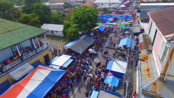 Colorido y belleza en desfile de carrozas y comparsas de La Ceiba