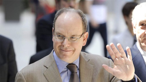 El príncipe de Mónaco prohíbe los palos de selfie