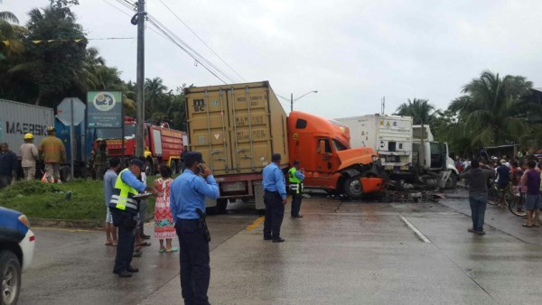 Choque de rastras obstruye paso a Puerto Cortés