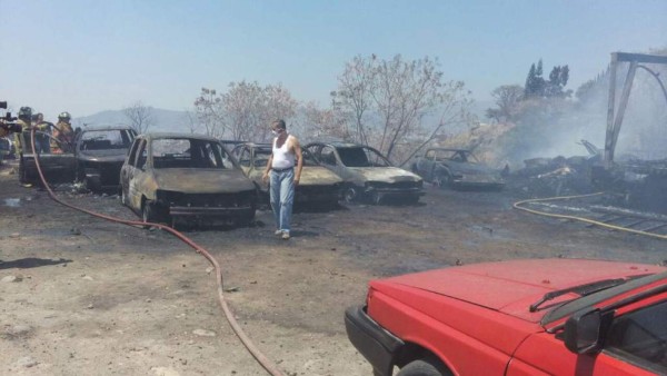 Incendio en zacatera arrasa con 15 carros y cinco casas en Tegucigalpa
